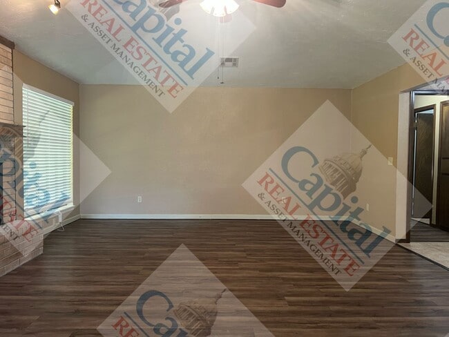Building Photo - Spacious 4 Bedroom