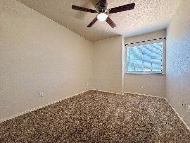 Building Photo - Beautiful 3 bedroom 2.5 bathroom in Antelope!