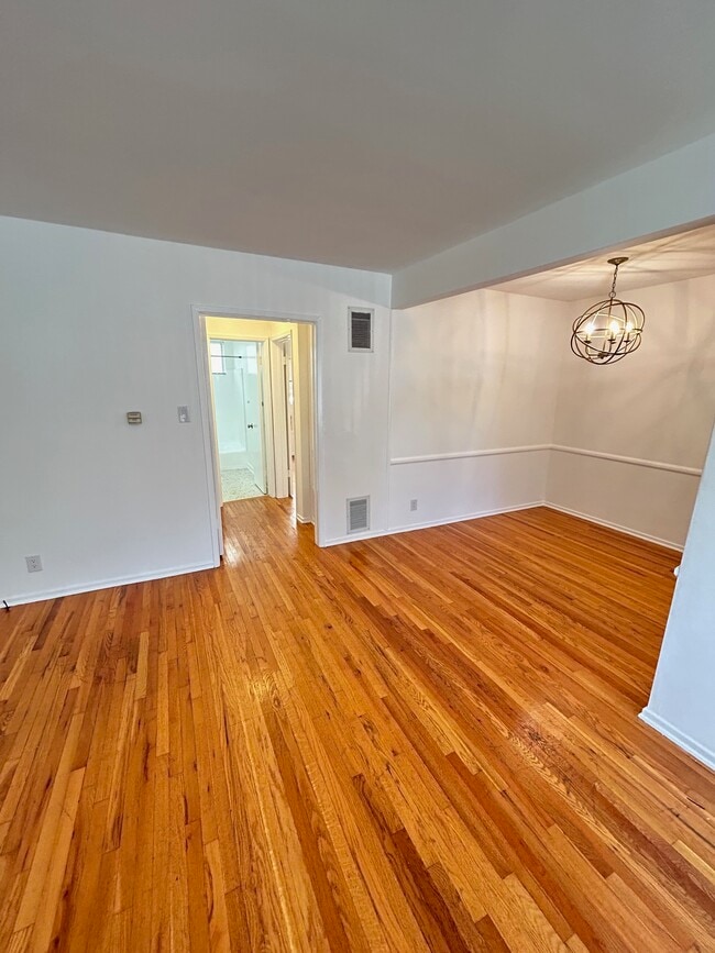 Building Photo - 8903 Alden Dr