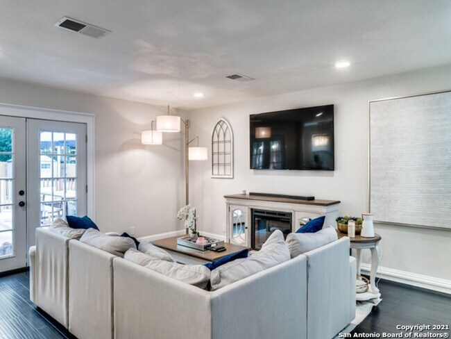 Building Photo - BEAUTIFULLY RENOVATED 4-BEDROOM HOME IN HUNTINGTON PLACE