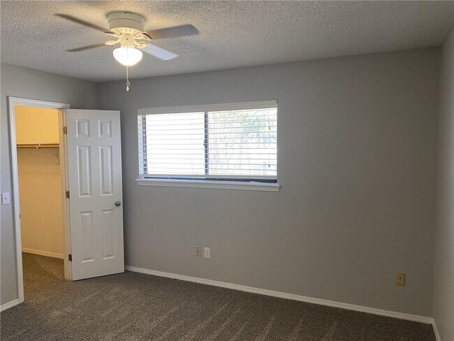 Building Photo - 415 S 20th St