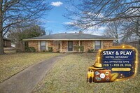 Building Photo - 213 Gregory Dr