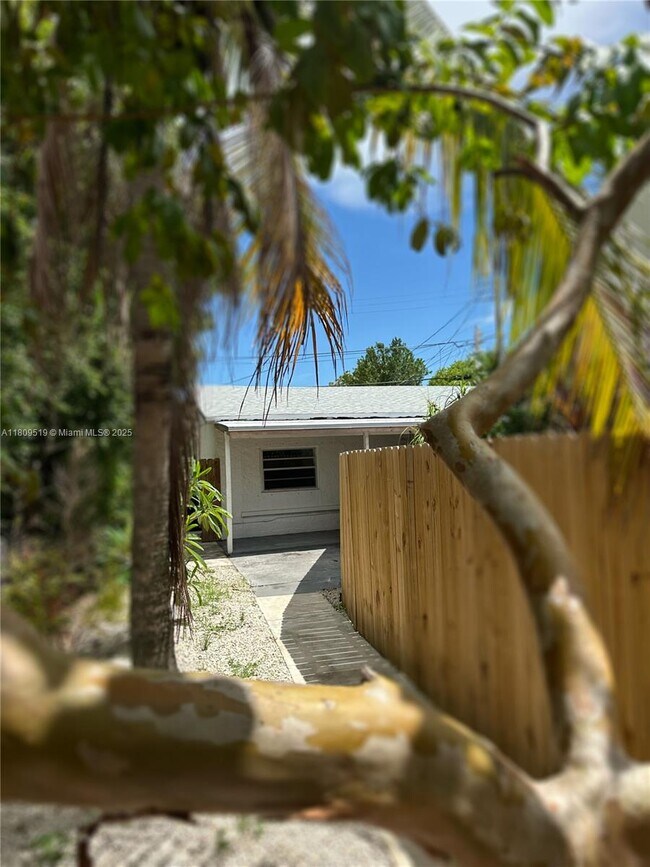 Primary Photo - 2380 SW 11th St