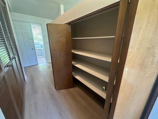 Building Photo - Lake Oswego Refreshed 2nd Story 2 bed/1 bath Condo- W/S/G Included