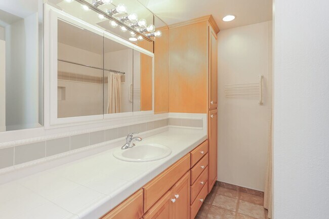 Building Photo - Available! Beautiful 3 Bedroom Townhome In Walnut Creek!