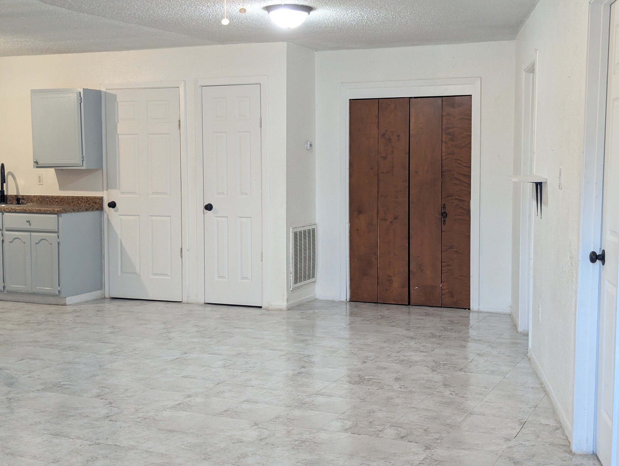 Building Photo - 201 W 1st St