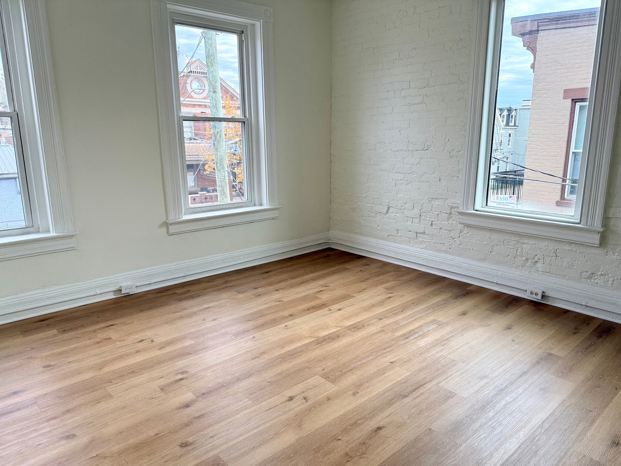 Building Photo - 217 W 11th St