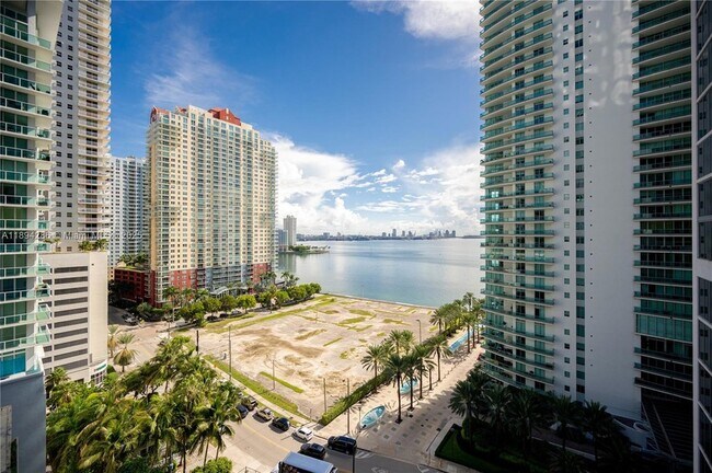 Building Photo - 1300 Brickell Bay Dr