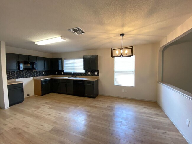 Building Photo - 1 STORY 3 BEDROOM WITH AN OFFICE AND 2 BATHROOM.