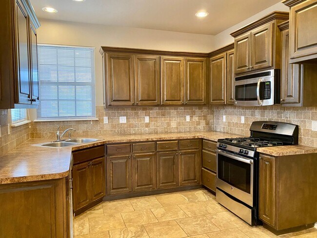 Building Photo - Gorgeous 3 Bed, 2.5 Bath in Surrey Hills
