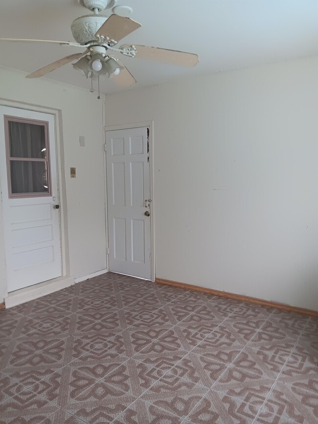 Building Photo - 2321 Irlo Dr