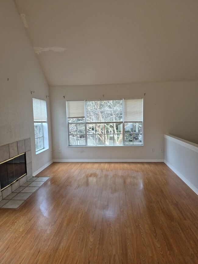 Building Photo - 13700 Richmond Park Dr N