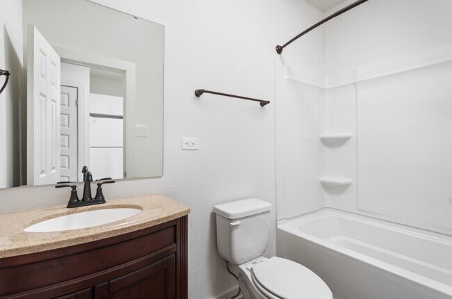 Building Photo - 563 Tecumseh St