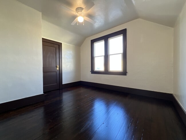 Building Photo - 320 E 26th St