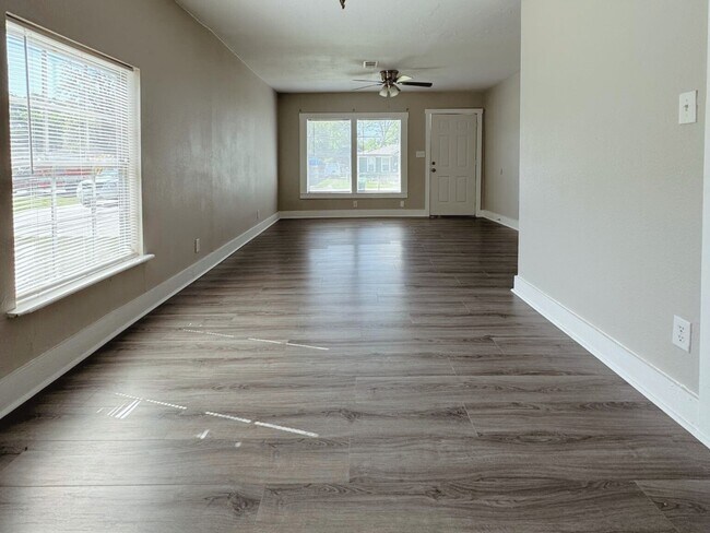 Building Photo - 8708 Lanewood Dr
