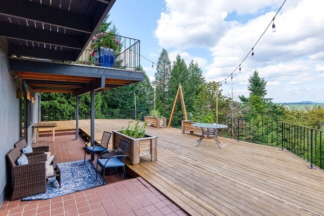 Building Photo - Stunning 1 Bed + Bonus Room/1 Bath Lower-L...