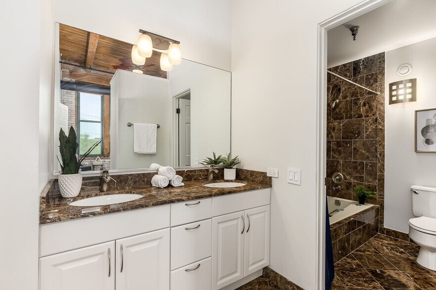 Building Photo - 331 S Peoria St