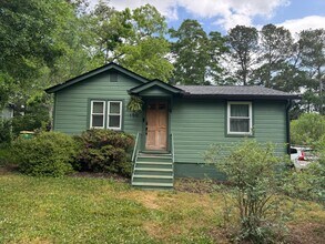 Building Photo - Awesome Home Near Downtown Athens!