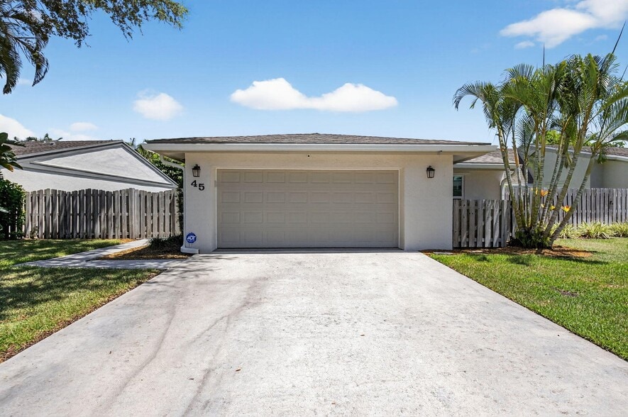 Primary Photo - 45 Baytree Cir