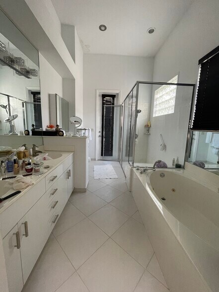 Building Photo - 17323 Bermuda Village Dr