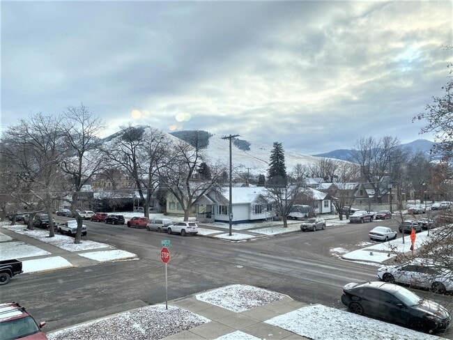 Building Photo - Light Filled Top Floor 1 Bedroom in Unbeatable Hip Strip Location!