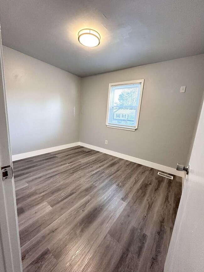 Building Photo - Beautifully Fully Updated 3-Bedroom End Unit Townhome
