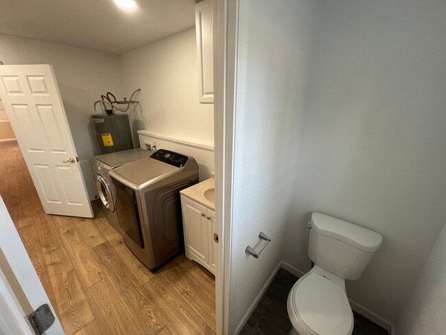 Building Photo - Beautiful Unique 4 Bedroom home with a loft & 3 full bathrooms! Move In Special $500 off first mo...