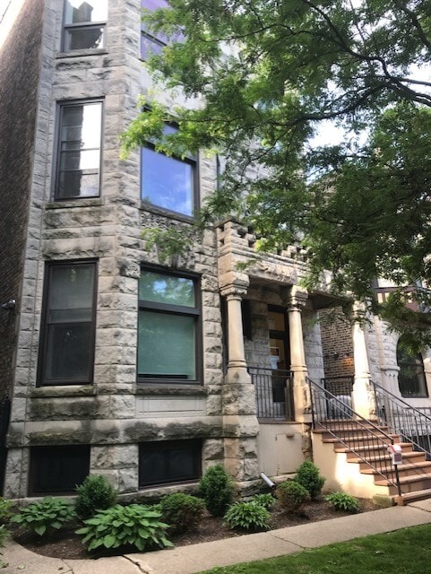 Building Photo - 717 W Roscoe St