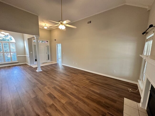 Building Photo - 4 bed 2 bath home with 2 car garage, covered patio, and fenced backyard