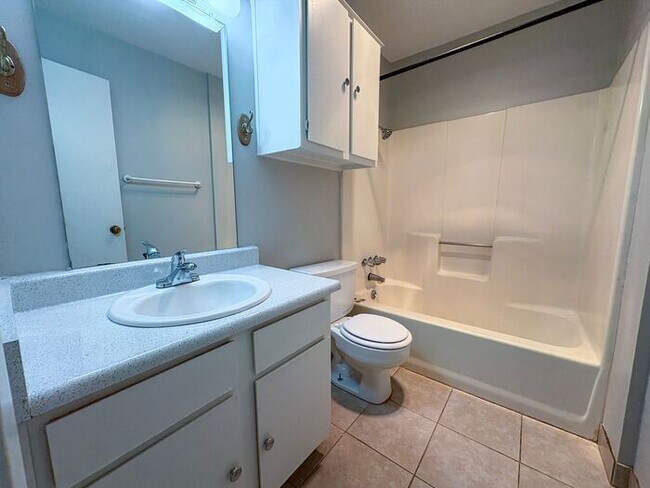 Building Photo - 3 Bed 2 Bath Apartment in Central Tyler! F...
