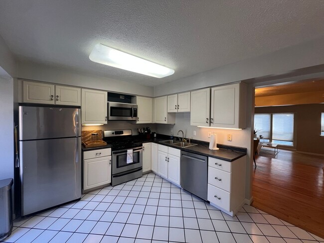 Building Photo - Beautiful 3 Bed/ 3 Bath Townhome in Private cul-de-sac in Shadyside!