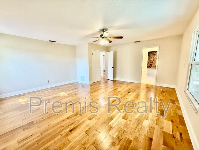 Building Photo - 957 Weathersfield Dr