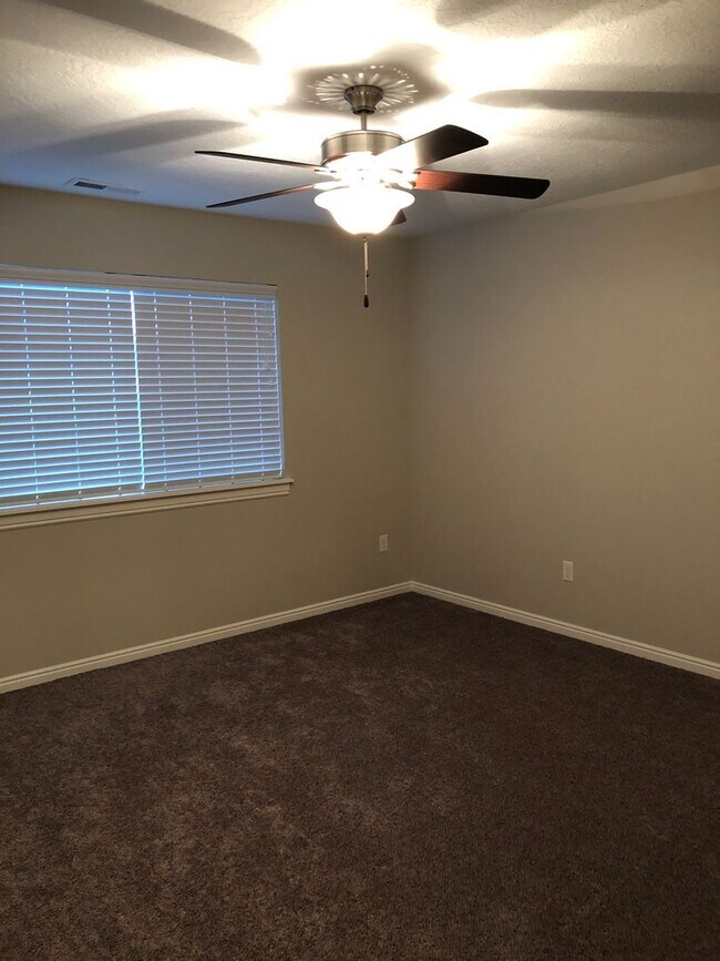 Building Photo - Darling Provo Townhome!