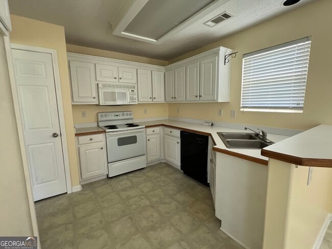 Building Photo - 1229 Clearwater Dr