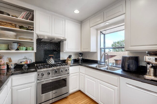 Building Photo - "Charming Coastal Retreat: 3-Bedroom Sanctuary on Agate Street, San Diego"