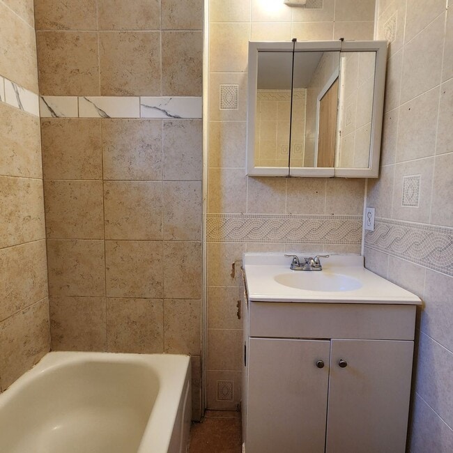 Building Photo - 2450 N Fairhill St