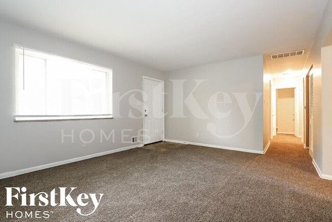 Building Photo - 5844 Sylvan Dr
