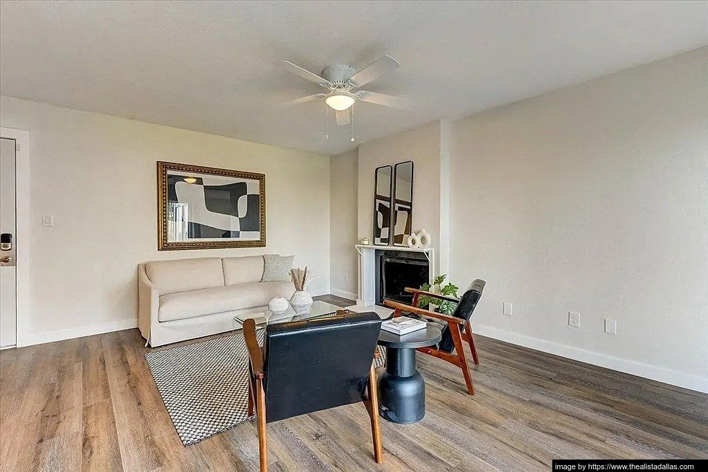 Building Photo - 10028 Royal Ln