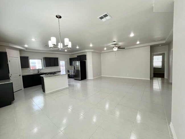 Building Photo - Beautiful  House 3 beds/3 baths. This Prop...