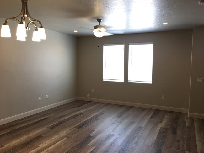 Building Photo - 3 bed 2 bath Townhome for rent, small dog allowed!