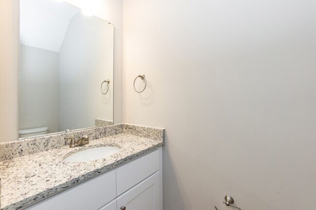 Building Photo - Three Bedroom Home!