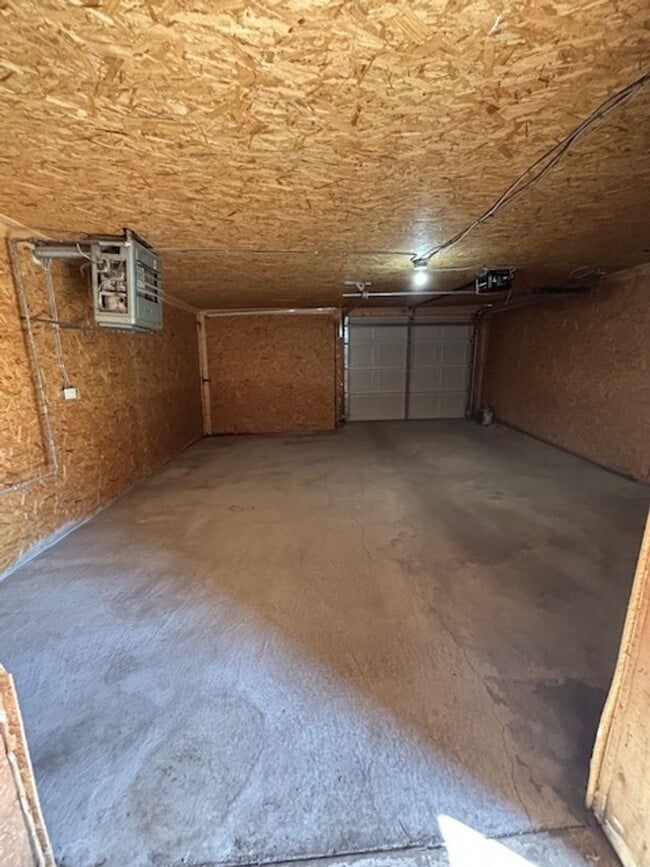 Building Photo - Adorable 4 Bedroom 2 Bathroom Single Famil...