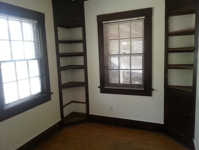 Building Photo - Campus Home With Amazing Location and Laun...