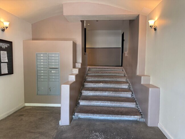 Building Photo - University/Nob Hill Studio