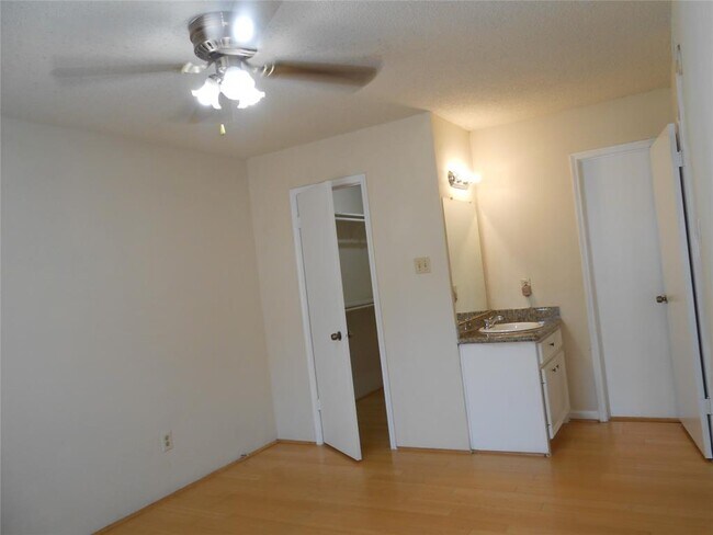 Building Photo - 2750 Holly Hall St