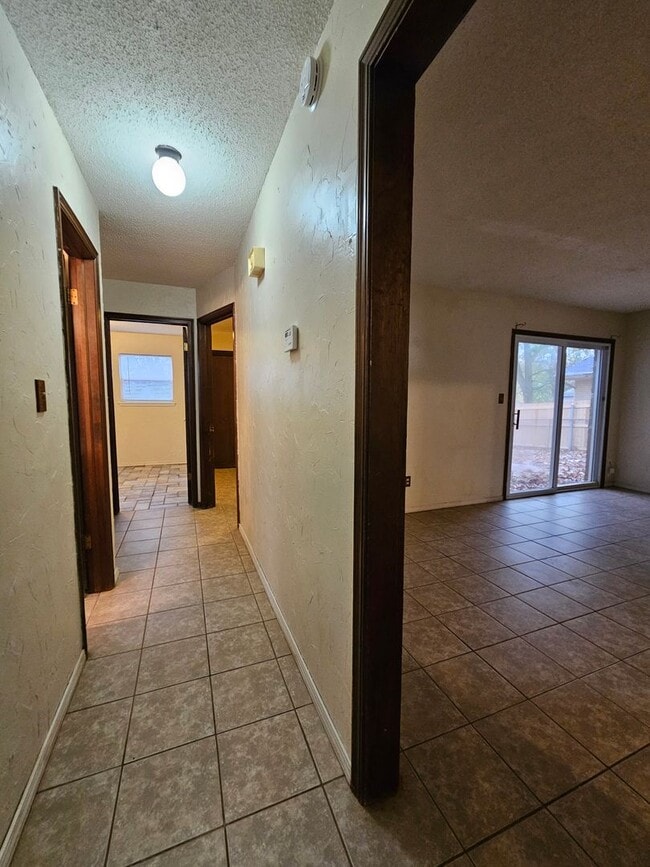 Building Photo - (3) Bed/(2) Bath Avail NOW! Pets Negotiable!