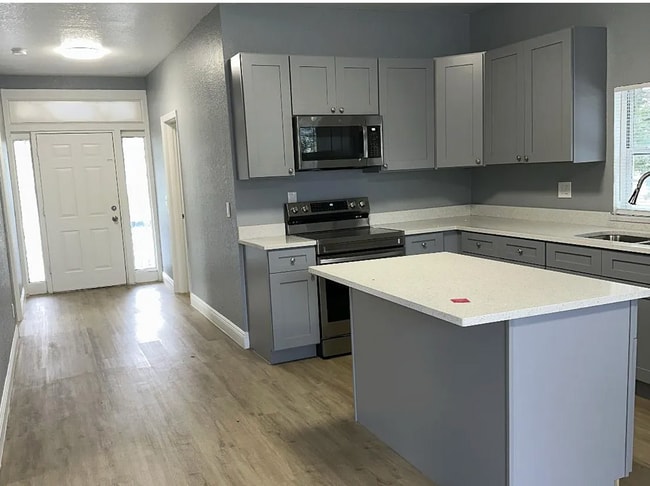 Building Photo - Saint John St