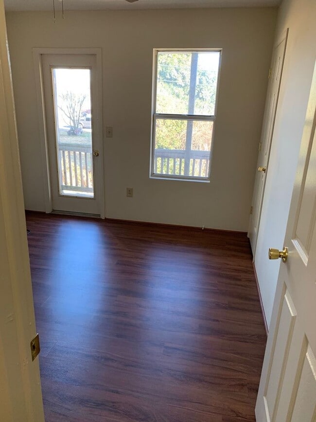 Building Photo - Great Two Story Home In Town