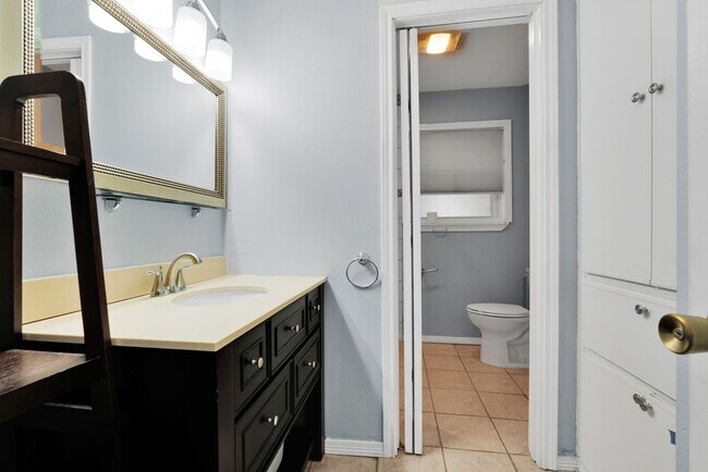 Building Photo - Charming 3-Bedroom Home in Prime Location!