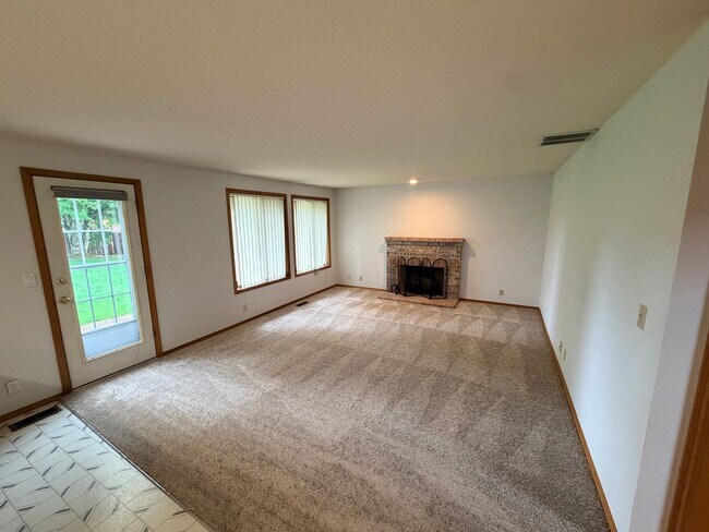 Building Photo - Wonderful 4 bedroom in desirable Hillsboro neighborhood.